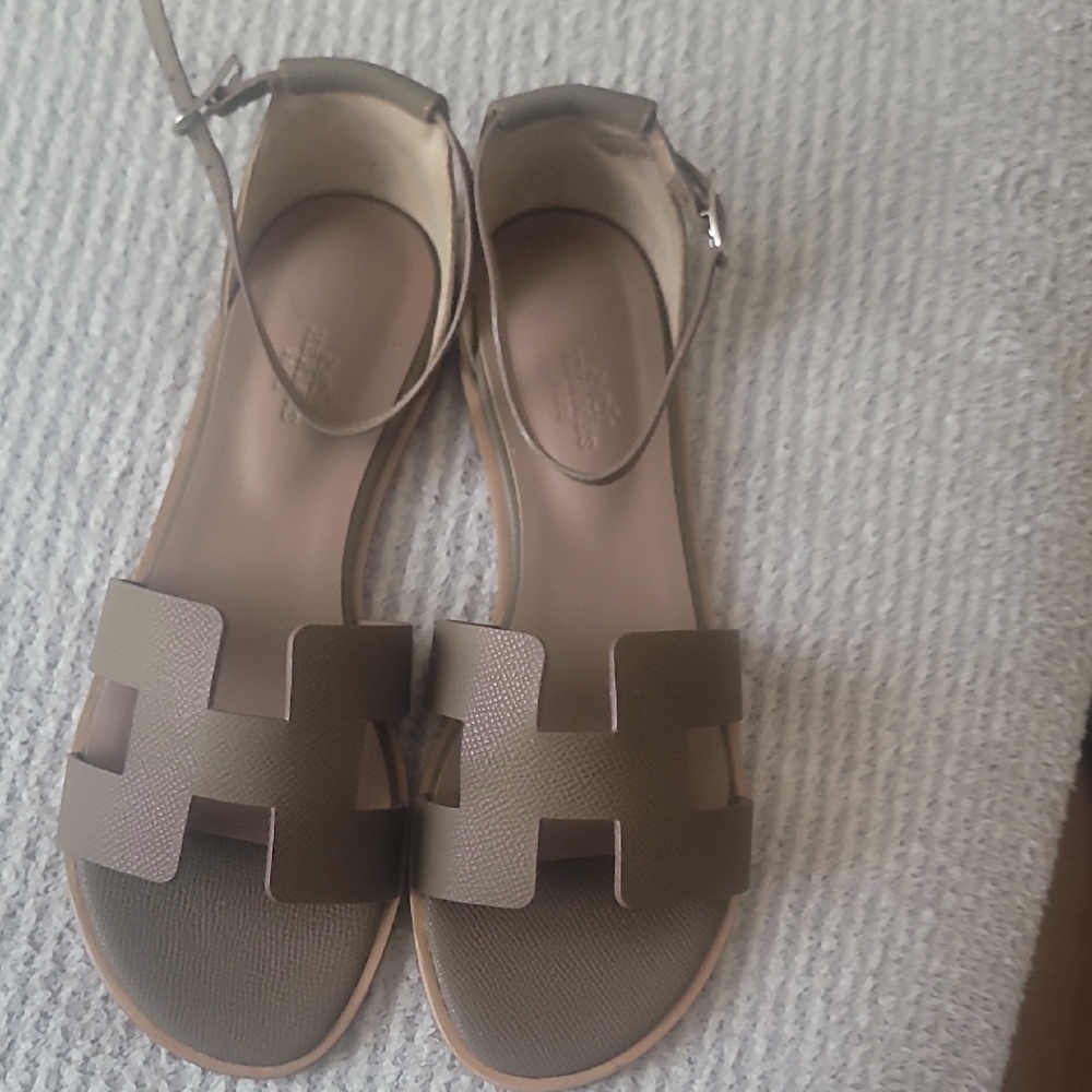 Sandal in Epsom calfskin with  cut-out detail and adjustable ankle strap s39